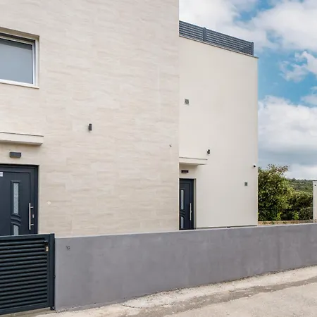 アパート Sea Heaven, Kanica