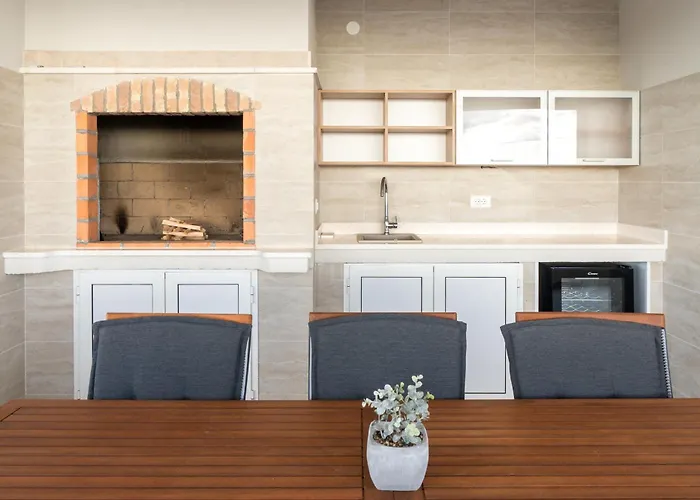 Sea Heaven, Kanica Daire *