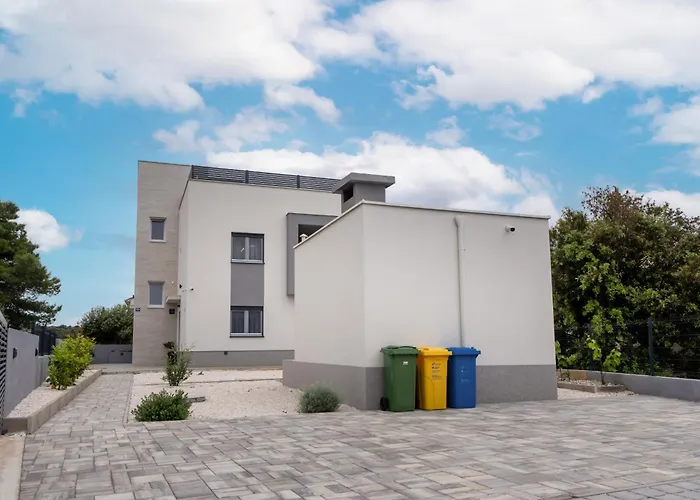 Sea Heaven, Kanica Daire *